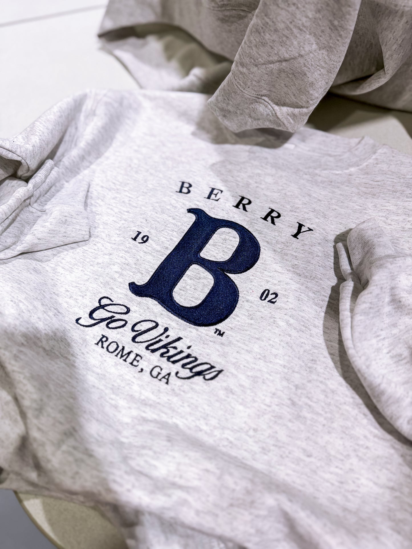 BERRY EMBROIDERED SWEATSHIRT