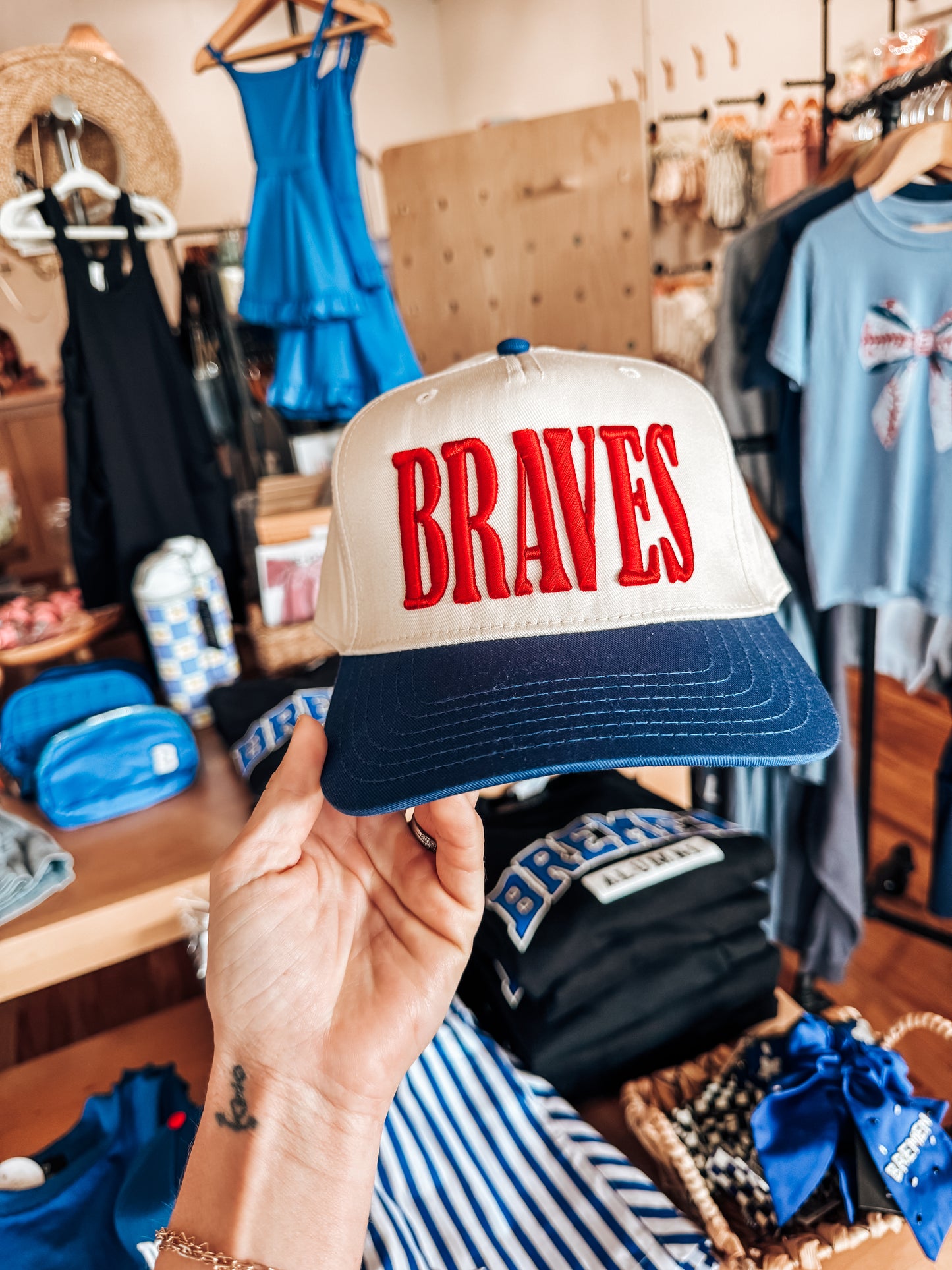 BRAVES (neutral hat)