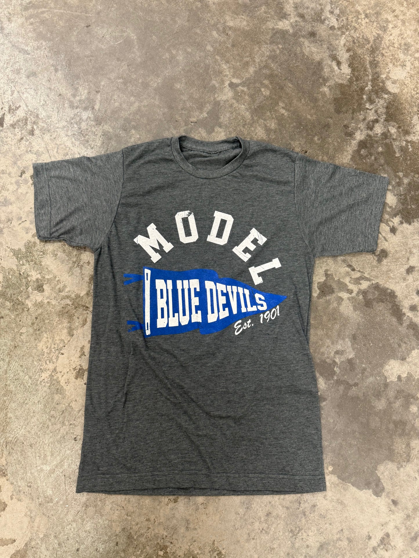 MODEL PENNANT FLAG TEE