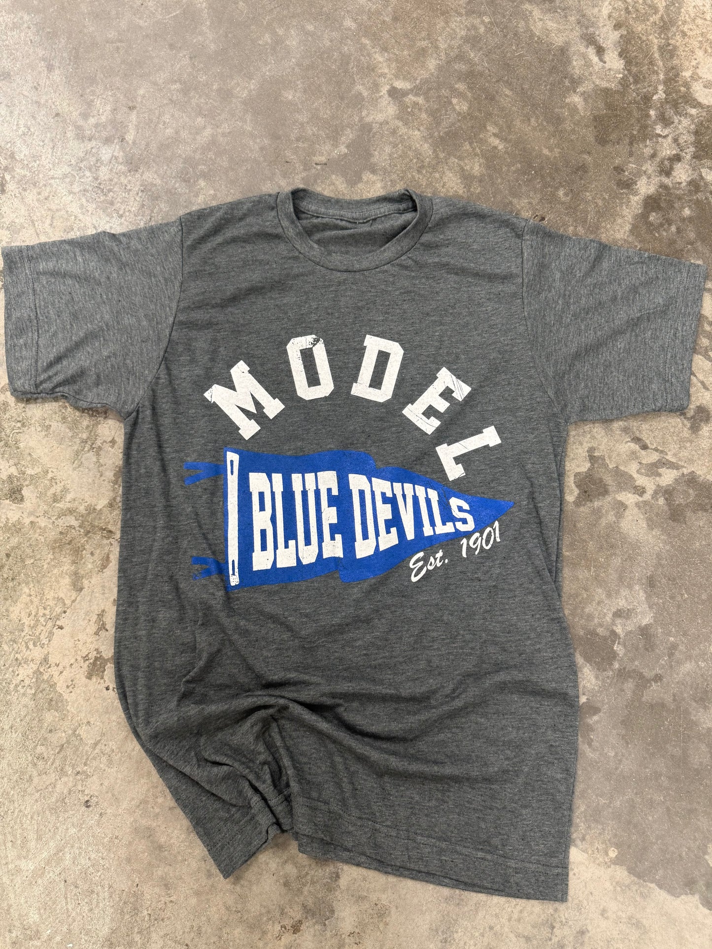 MODEL PENNANT FLAG TEE