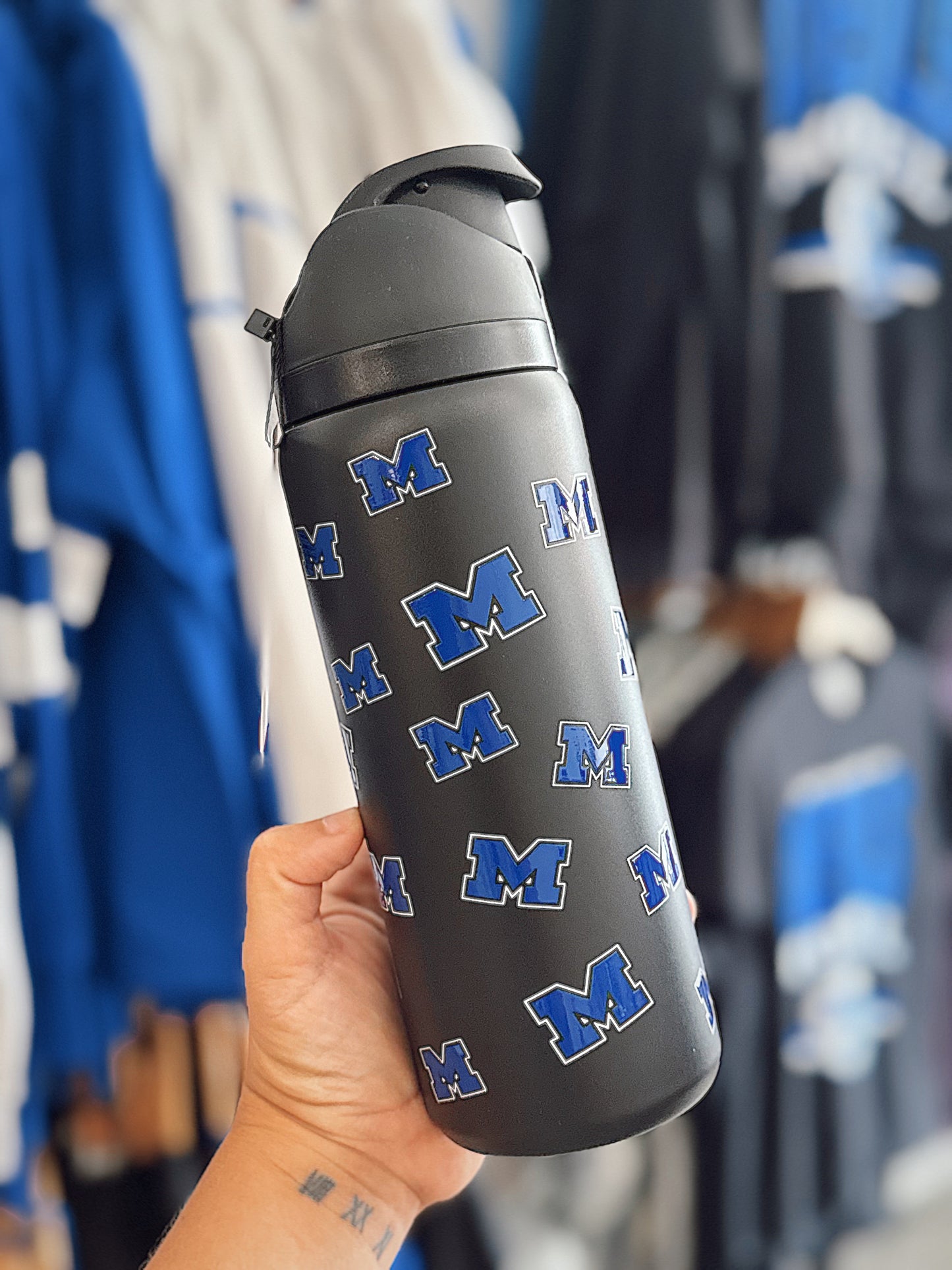 Model32oz water bottle