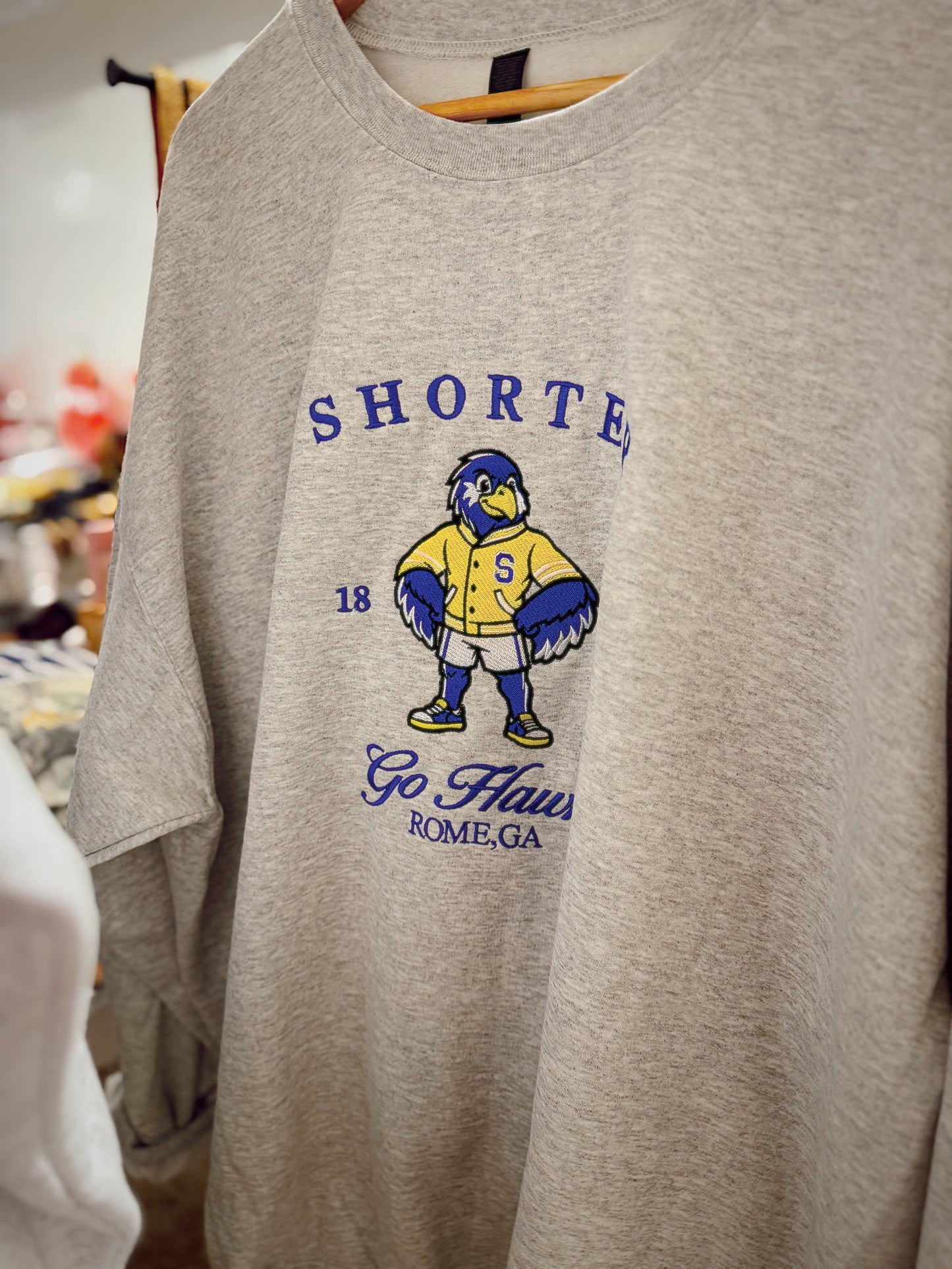 SHORTER EMBROIDERED SWEATSHIRT