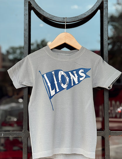 LIONS PENNANT FLAG TEE